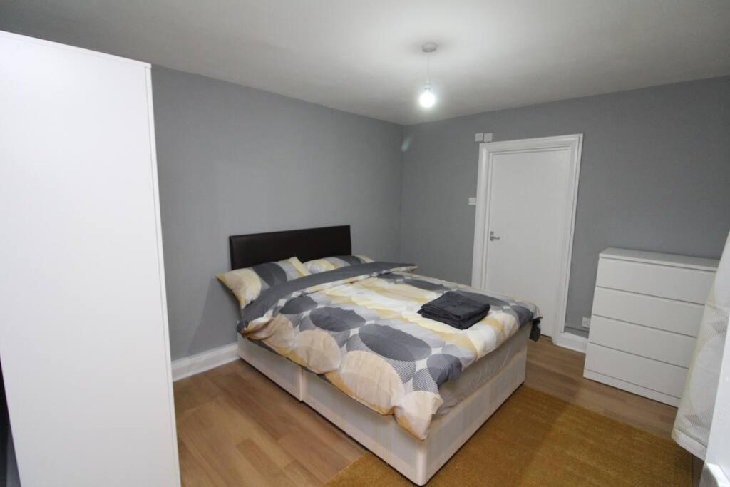 Апартаменты Modern 2 Bed Close To City Лондон Экстерьер фото