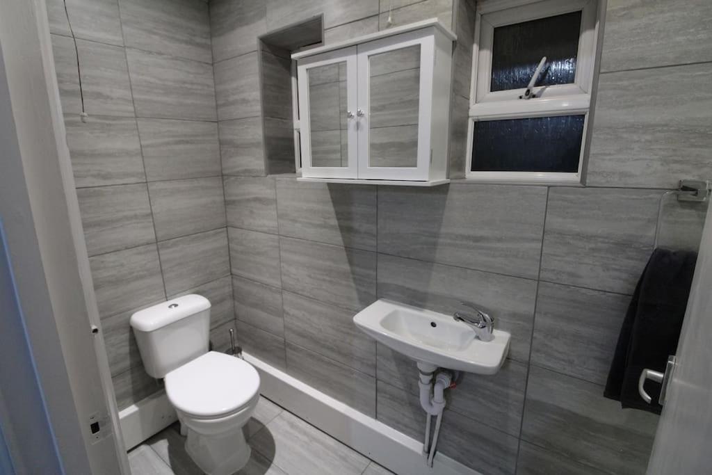 Апартаменты Modern 2 Bed Close To City Лондон Экстерьер фото