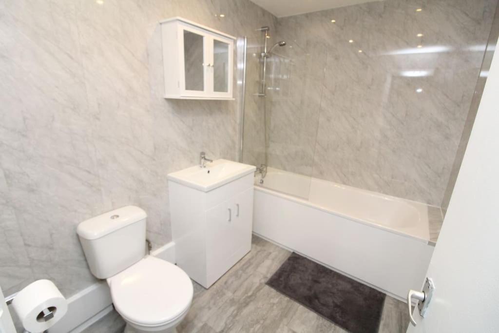 Апартаменты Modern 2 Bed Close To City Лондон Экстерьер фото